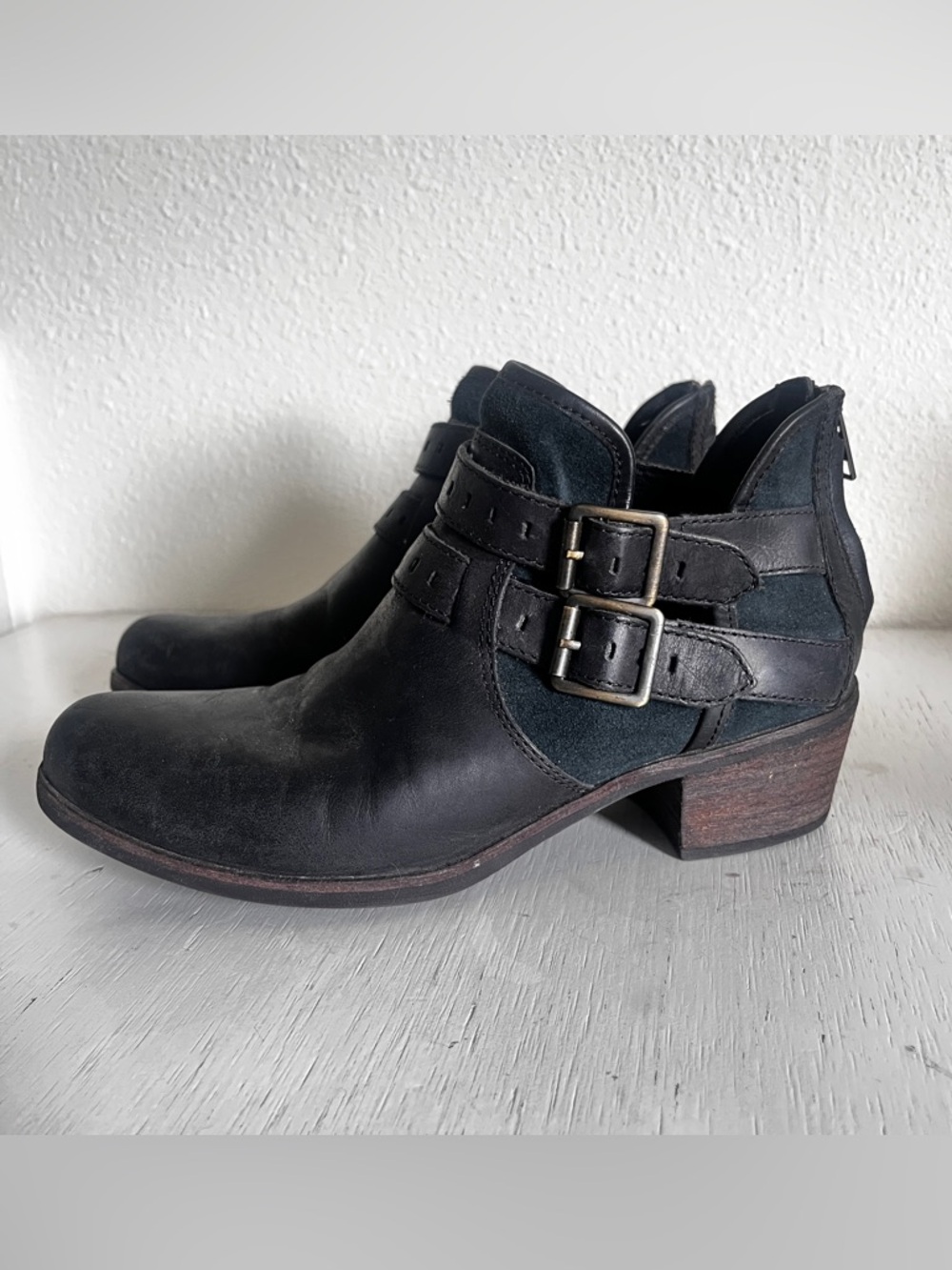 UGG Australia Patsy Black Leather Double-Buckle Ankle Booties size 7.5